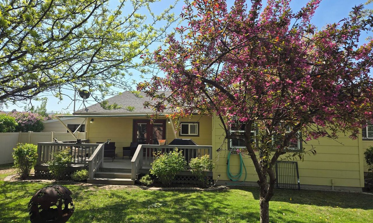 Emmett House | spacious home with huge kitchen in the heart of Emmett kid friendly