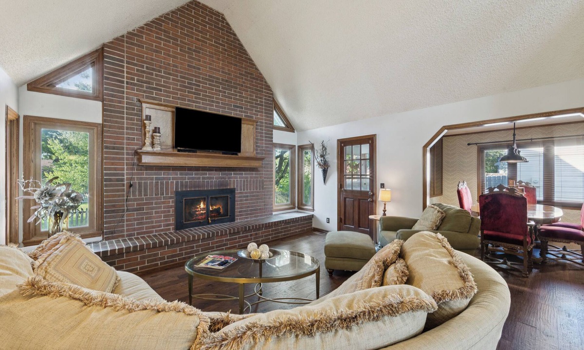 Greenwich House | Spacious House - Fire Pit- Pool Table -Arcade Games- Sleeps up to 16