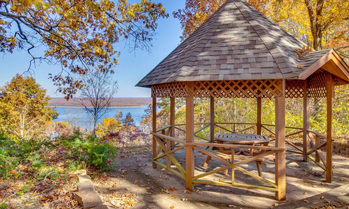 Mountain Home House | Spacious Retreat w/Stunning Norfork Lake Views!