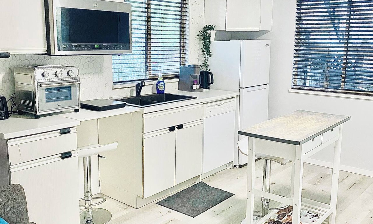 Maple Ridge House | Sparkling Modern Kitchenette Suite Close to Nature, Private/Separate Suite