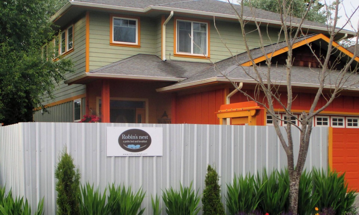 Port Townsend Apartment | SPARROW'S PERCH A Charming 1 bedroom apartment with private back yard and deck.