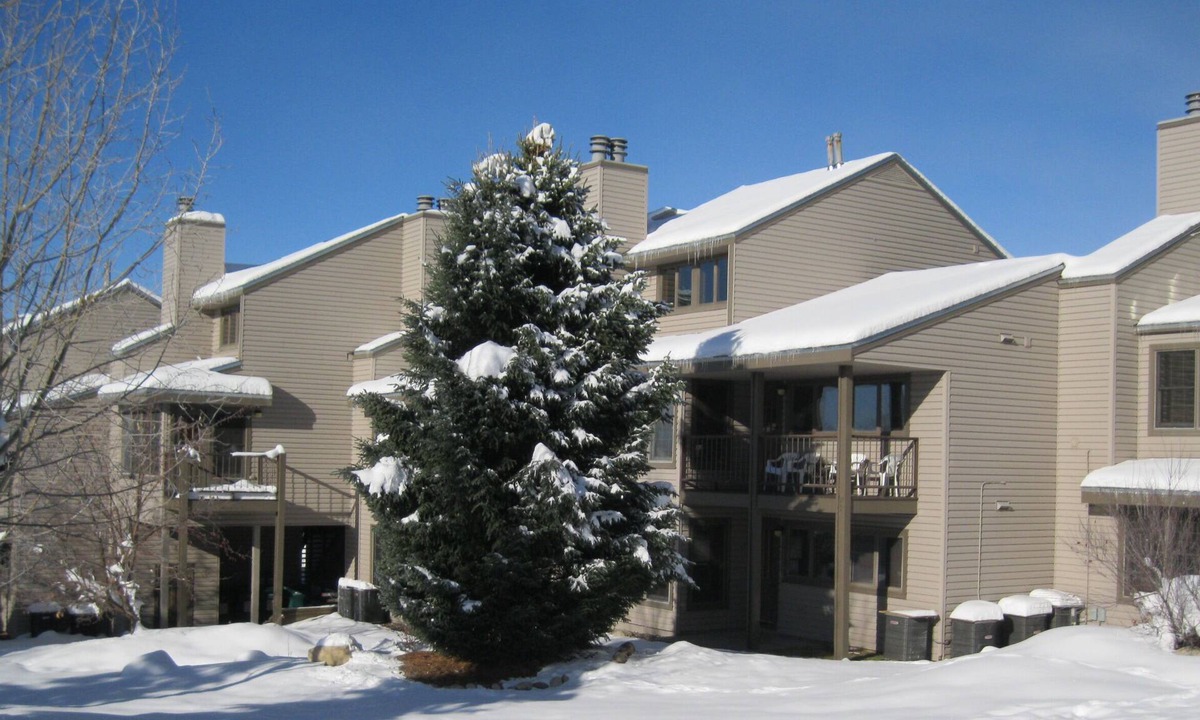 Steamboat Springs Condo | SPECIAL HOLIDAY RATE! On free city bus route! Lots of amenities! LCSTR20250634