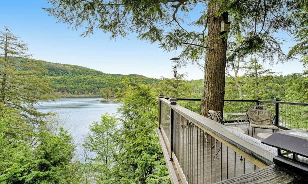 Hubbardton House | Spectacular dog-friendly lakefront house with washer/dryer & fast WiFi