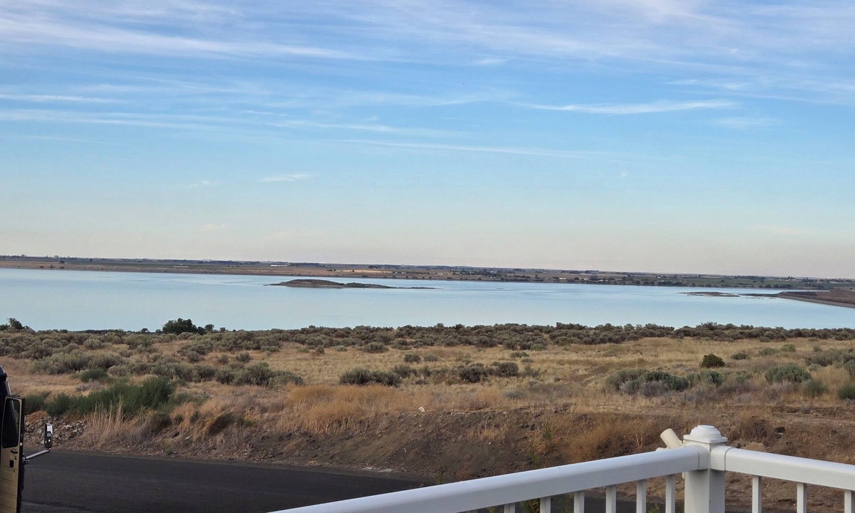 Moses Lake House | Spectacular Potholes Views from Private Deck_3BR Retreat