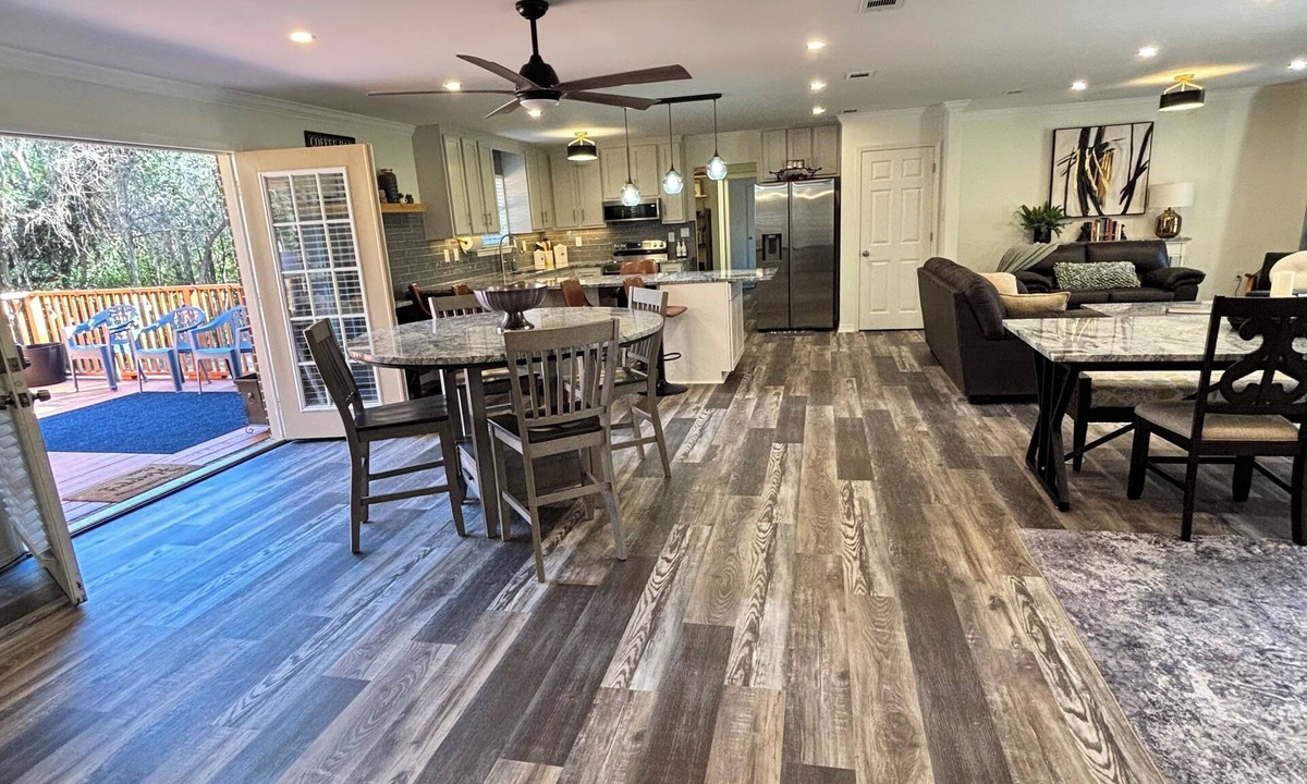 Daphne House | Sprawling retreat perfect getaway near beach kid friendly