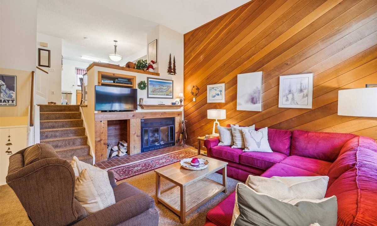 Four O'Clock House | Stay at Winterpoint 20 and walk to Main Street!