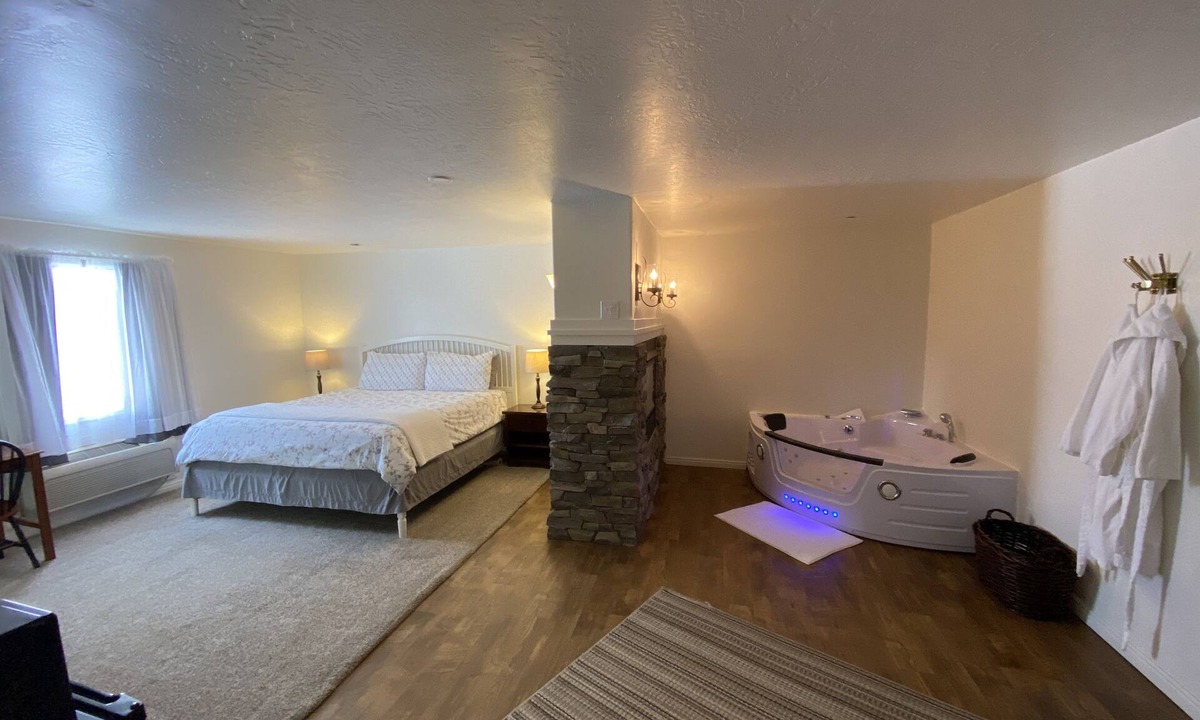 Vernal Hotel | Stone Hollow