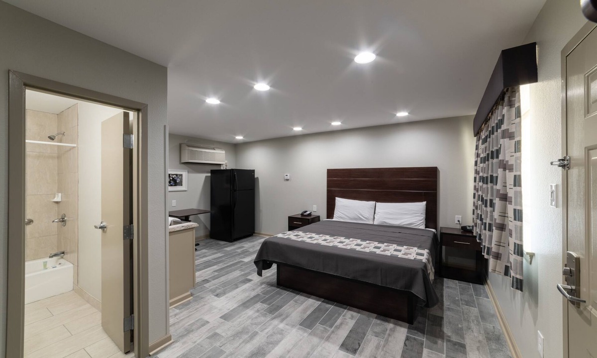 Park Forest - LA North Apartment | Studio, 1 King Bed, Kitchenette - Non-Smoking