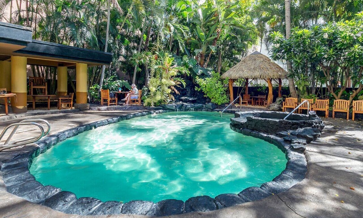 Waikiki Hotel | Studio in the HEART of Waikiki! Steps to the BEACH with Full Kitchenette