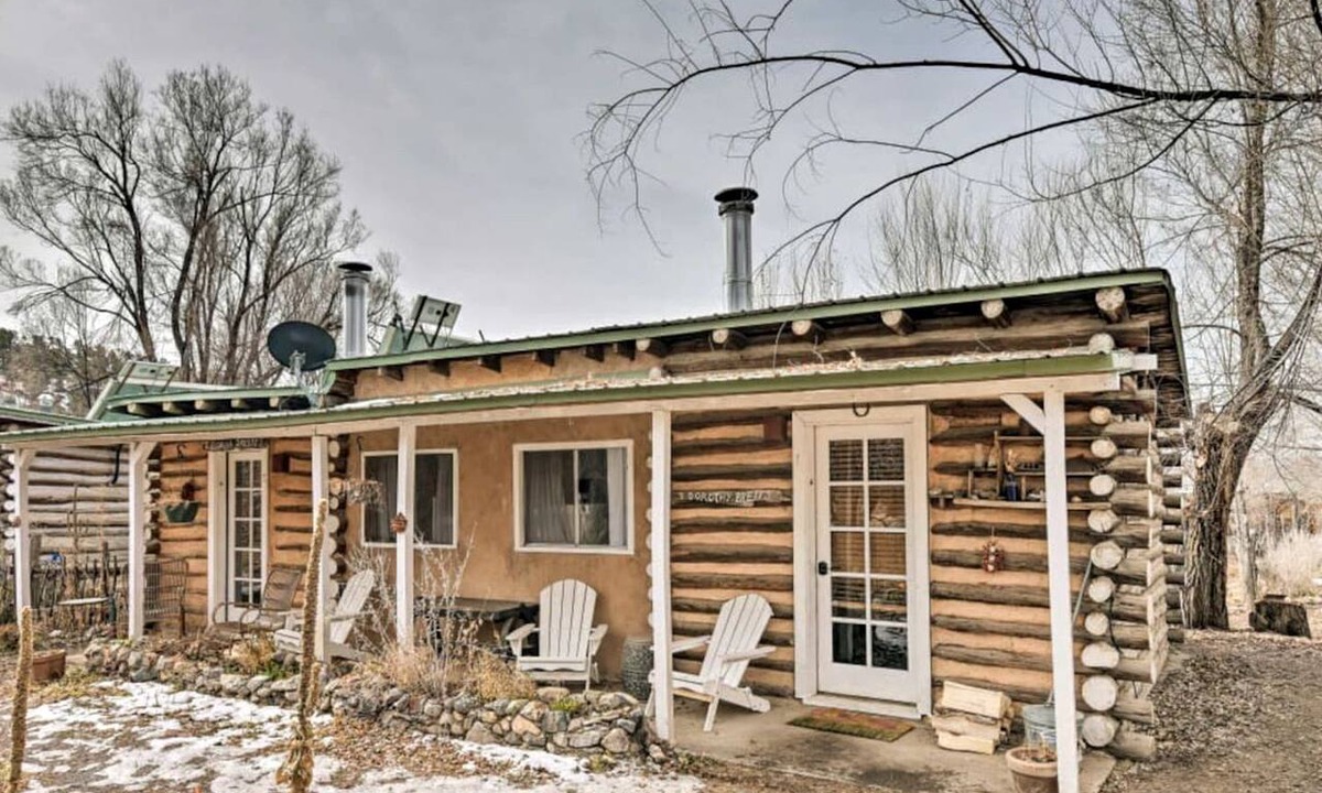 San Cristobal Cabin | Studio-Style Log Cabin near Carson National Forest, New Mexico
