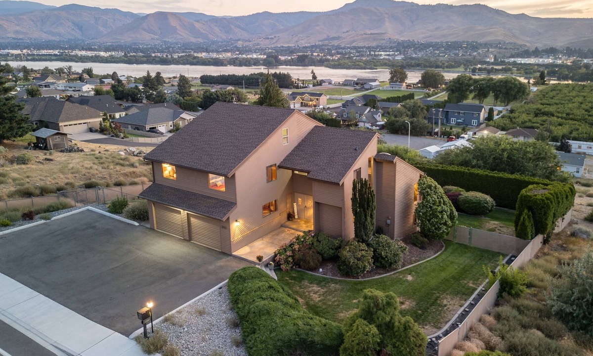 Monitor House | Stunning River & Mountain View Retreat | Spacious East Wenatchee Home