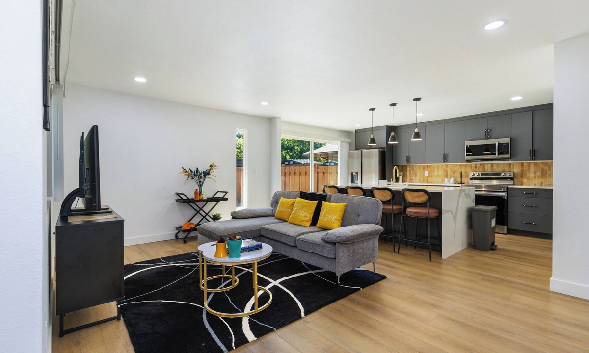 Lake Hills House | Stylish Eastside 3BR Family Home - Prime Location!