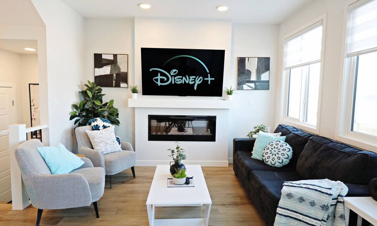 Southwest Edmonton House | Stylish Home with A/C|3 King Beds|Garage|Disney+