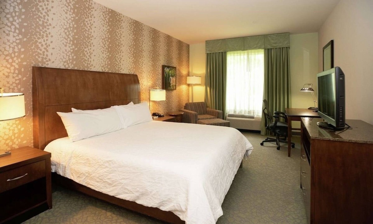 Covington Hotel | Stylish Modern Room for Relaxing Louisiana Getaways & Business Travels