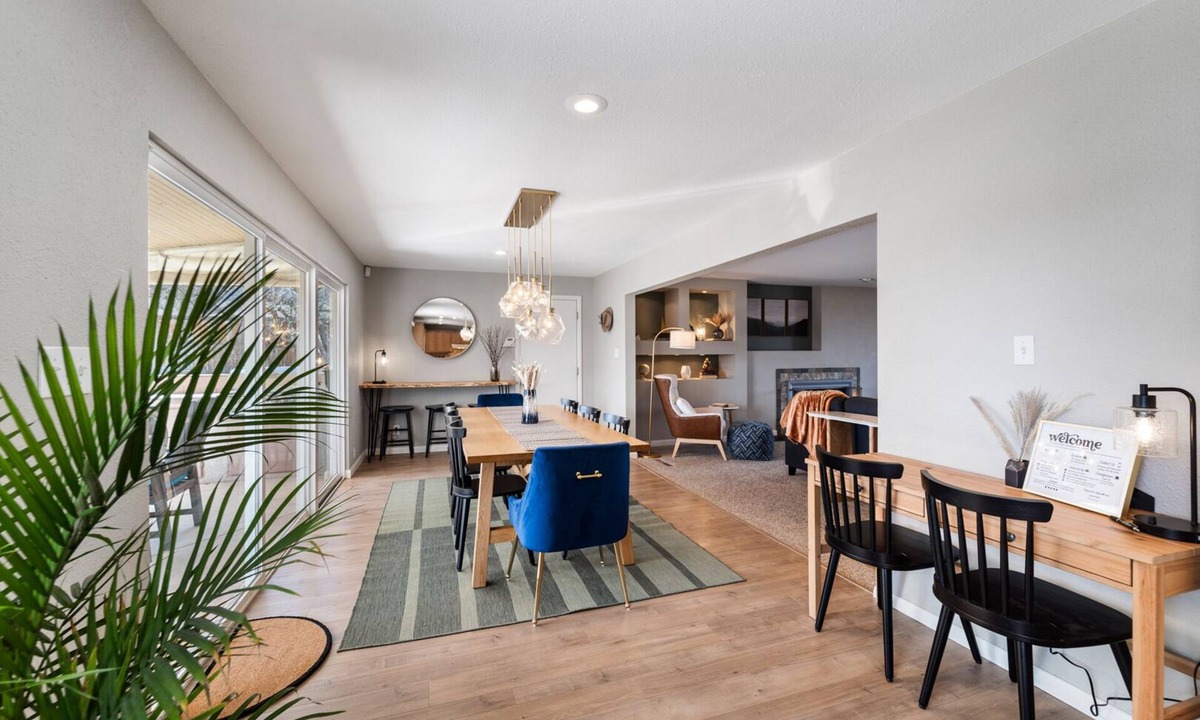 Skyway House | Stylish Spacious Retreat in Skyway - Broadmoor Area - Walk to Hiking - Sleeps 5