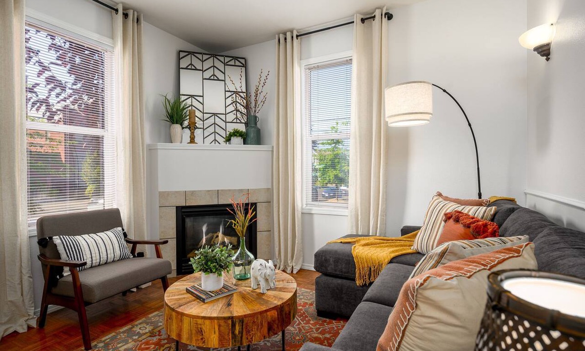 York Apartment | Suite Magnolia. Steps to Downtown & Breweries. Modern 2 bedroom apt w/fireplace.