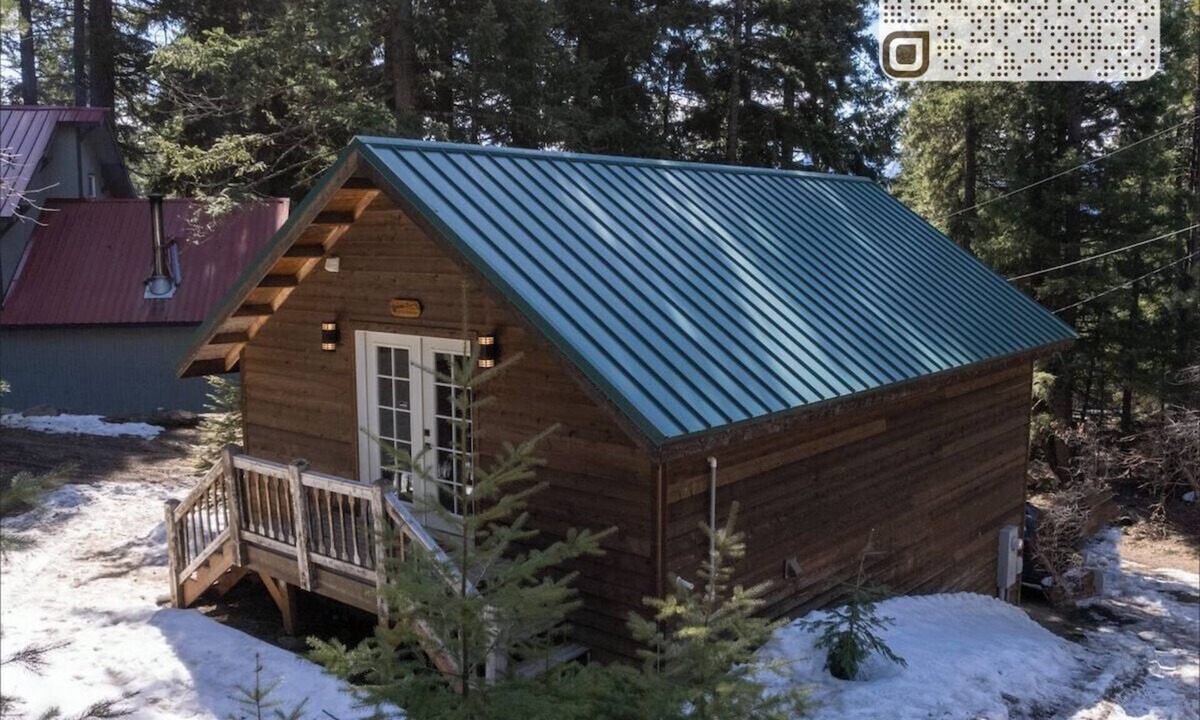 Roslyn Ridge Cabin | Sunny Pines · Cozy + Pet Friendly Cabin Retreat!