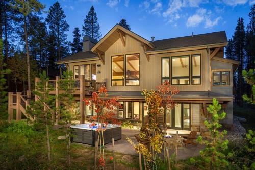 Christie Heights House | Sunrise Ski Haus, Stunning Mountain Views and Private Hot Tub