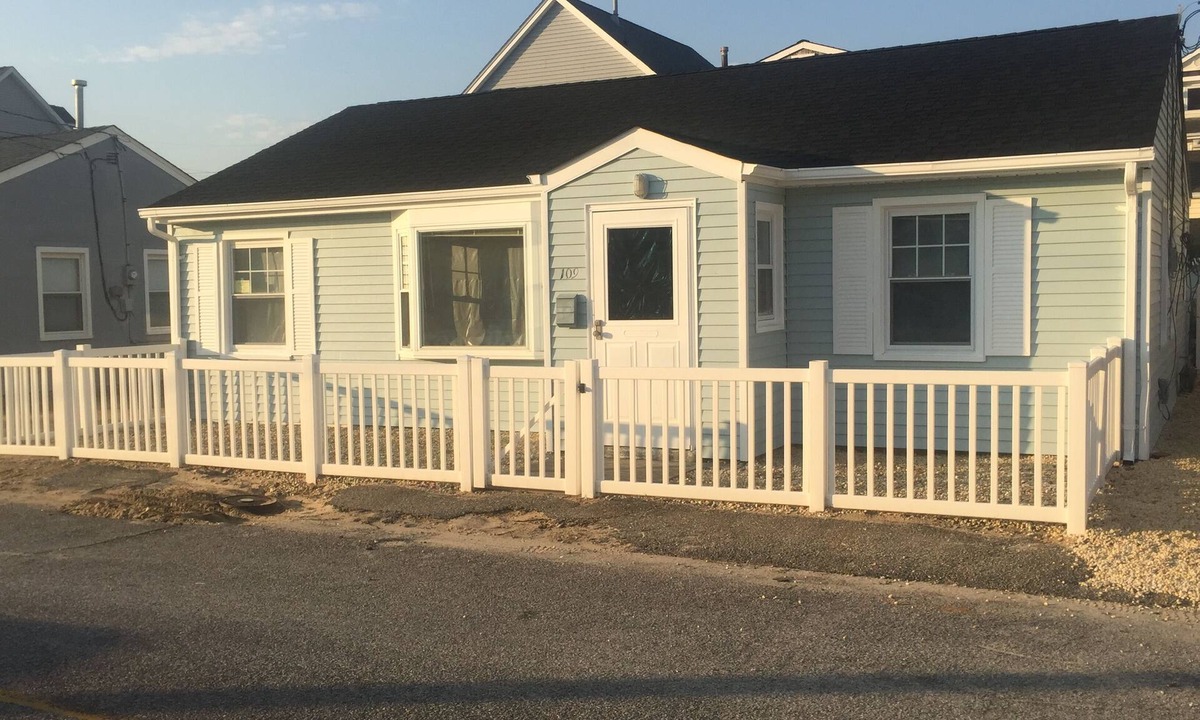 Dover Beaches North House | Sunset Manor - Short walk to beach