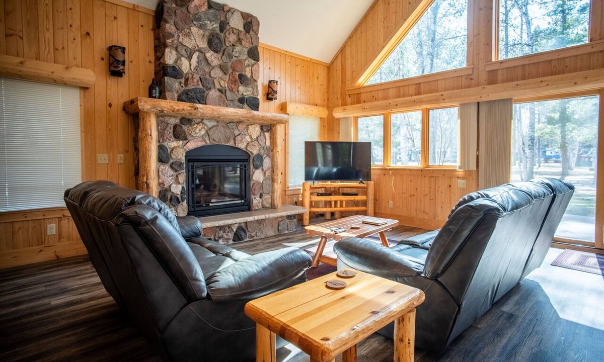 Babbitt Cabin | The Bent Paddle Private Lodge at Timber Bay (CB14)