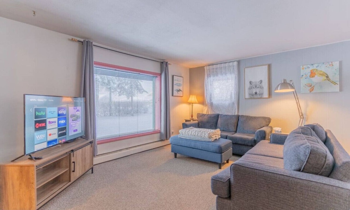 Fairbanks House | The Cozy Harriet Log Home - 4 Bedrooms - WiFi