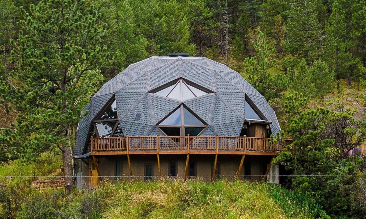 Lyons House | The Legendary Snow Globe of Estes Park