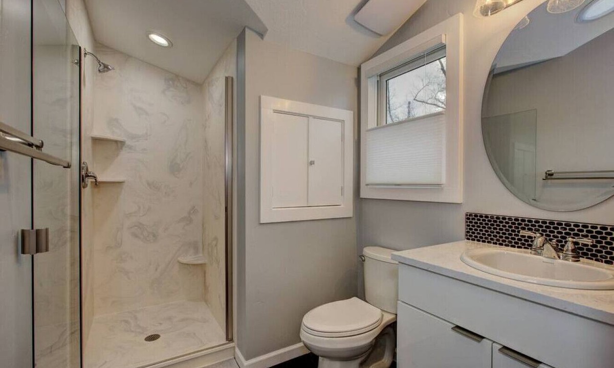 North End Apartment | The Lilly Pad | North End Walk to Hyde Park Private Entrance Pet Friendly Fenced Yard