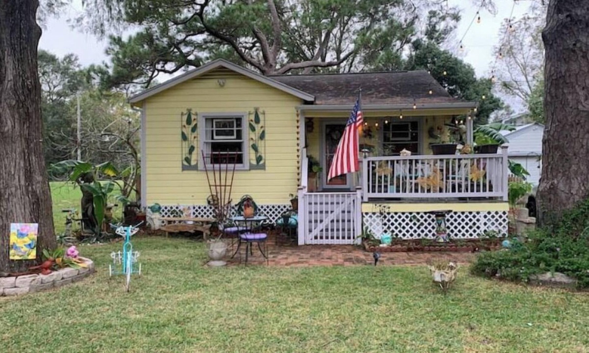 El Lago House | The Mermaid Inn Beach Cottage, Seabrook, NASA, Kemah, pet friendly!