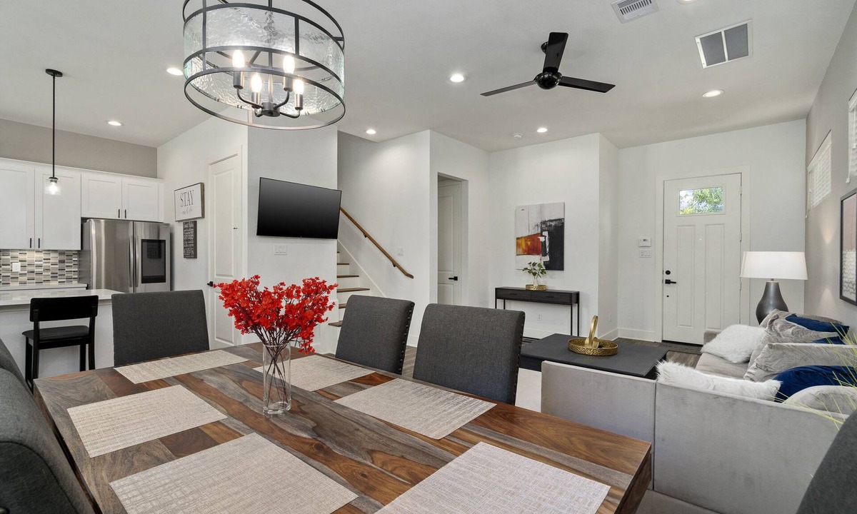 Northside House | The Oasis - Modern 3BR Near Downtown - Med Center - Stadiums