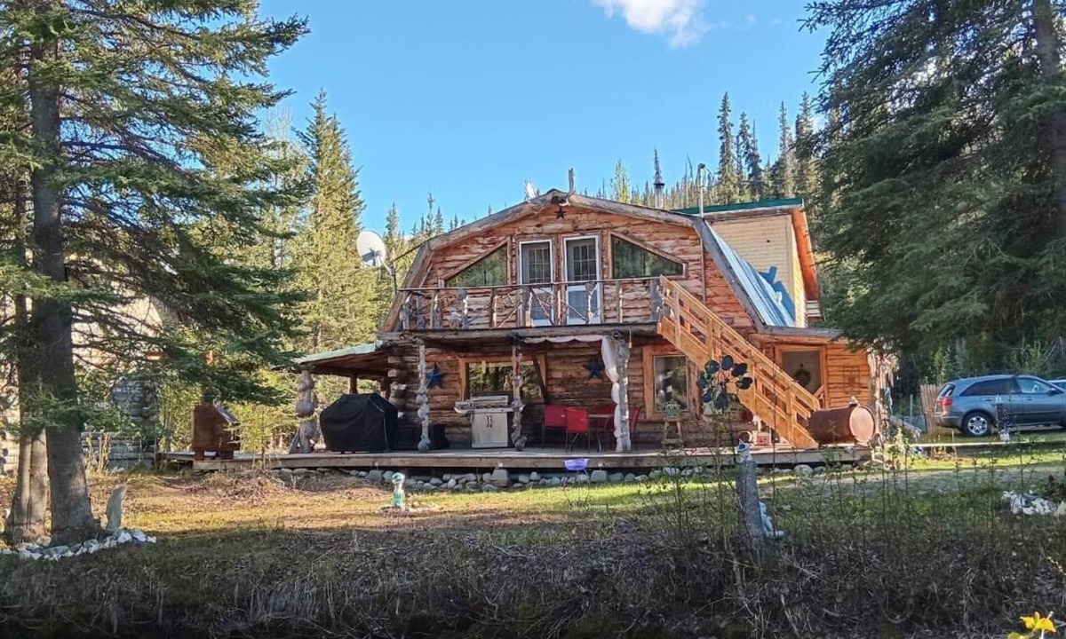 Copperville Cabin | Tonsina Creek Whispers Lodge Waterfront Paradise with Kitchen Full Bath & Wi-Fi