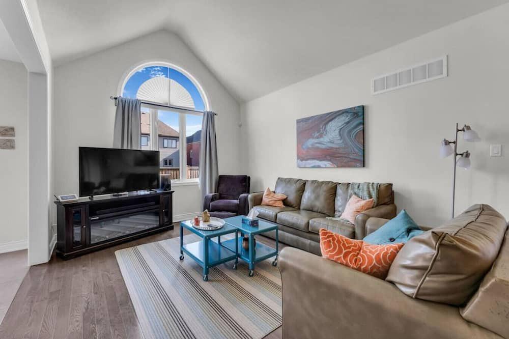 Collingwood House | Tranquil Elegance: Warm 3BR Retreat w/ Deck & BBQ