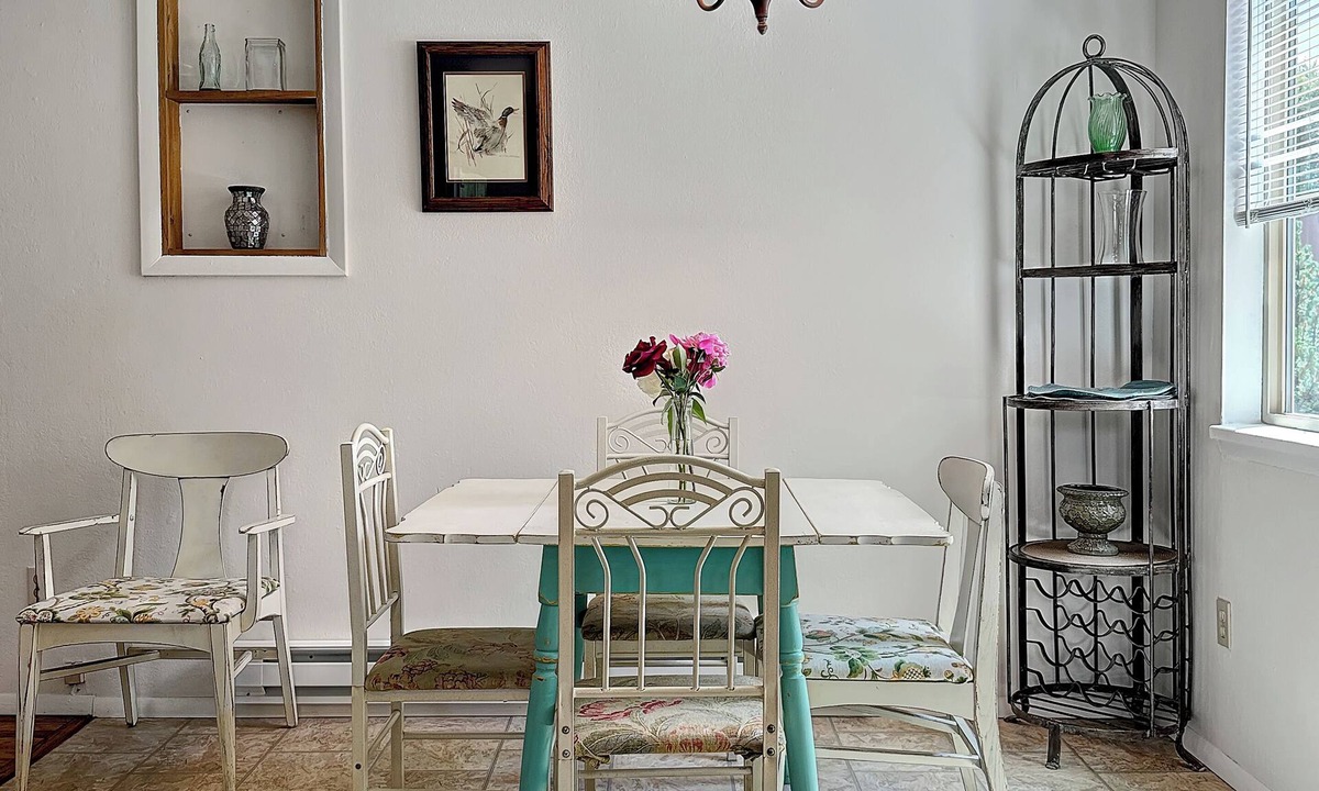 Paonia Hotel | Tranquil hotel room: 4 beds, Full kitchen, Living, Dining in the heart of Paonia