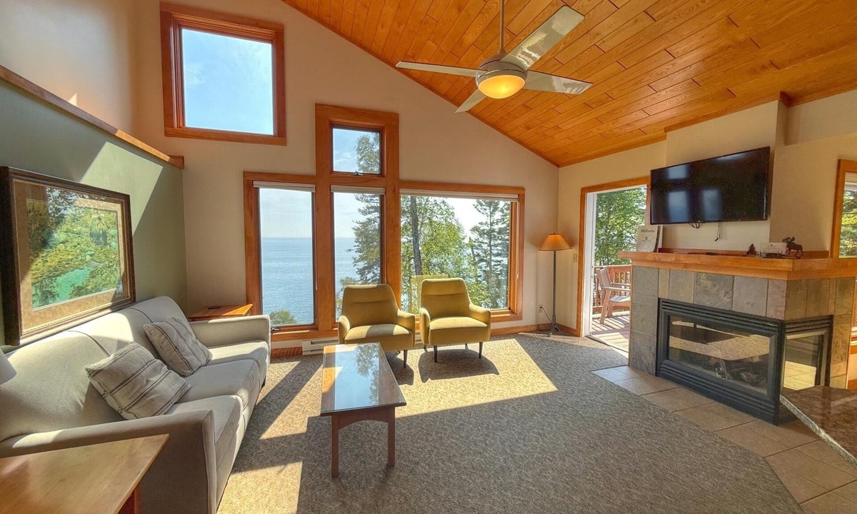 Lutsen Condo | Tranquil Lakefront Upper 2BR Condo with Lake Superior Views