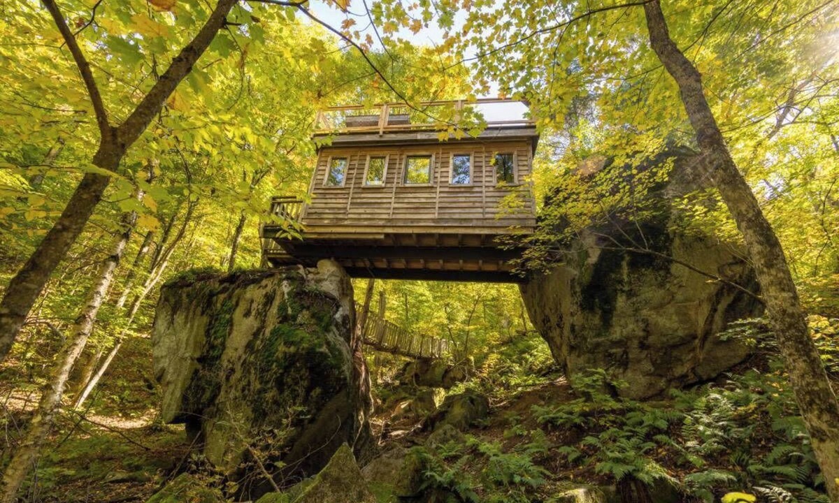 Saint-Faustin-Lac-Carre House | Treehouse between rocks, suspension bridge, rooftop | Lodging #06