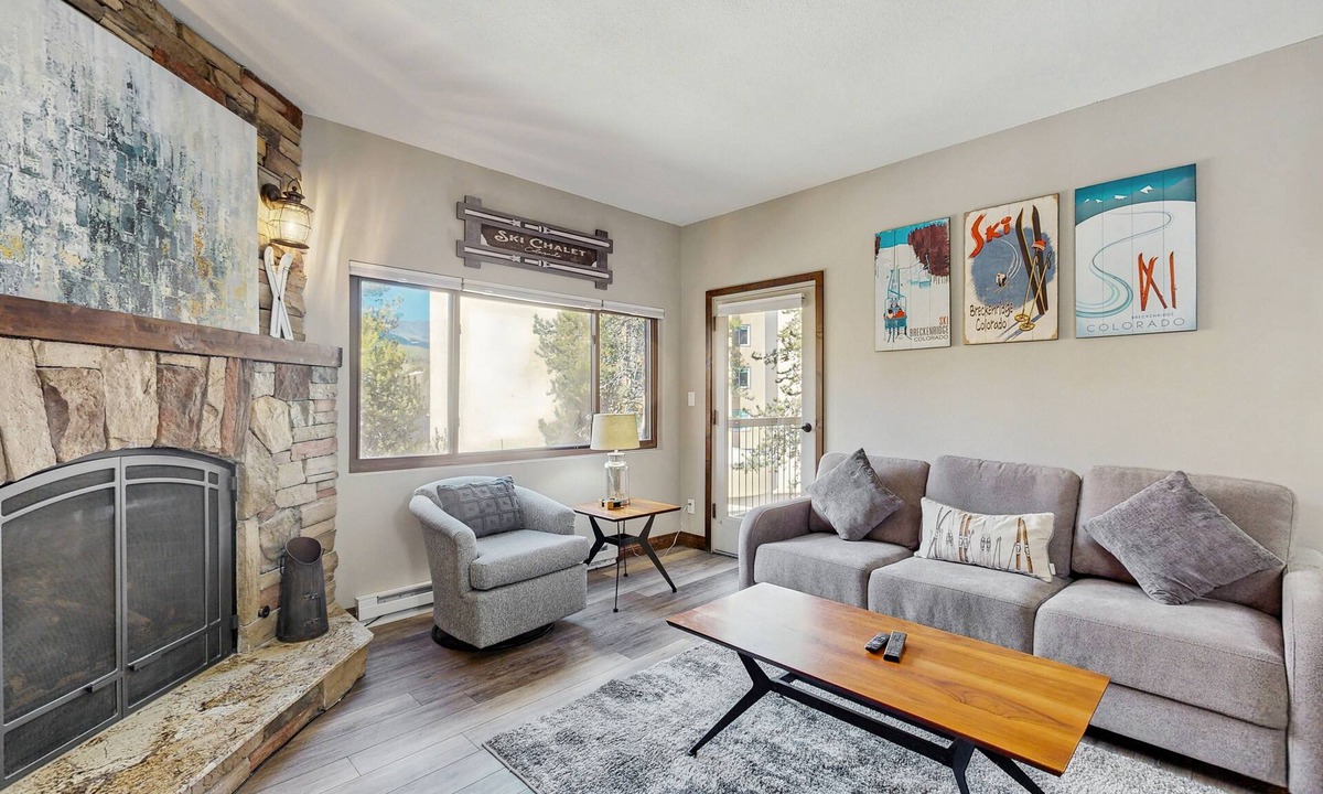 Peak 9 Condo | Updated Breck Condo w/Fireplace, Balcony Views & Walkable Location