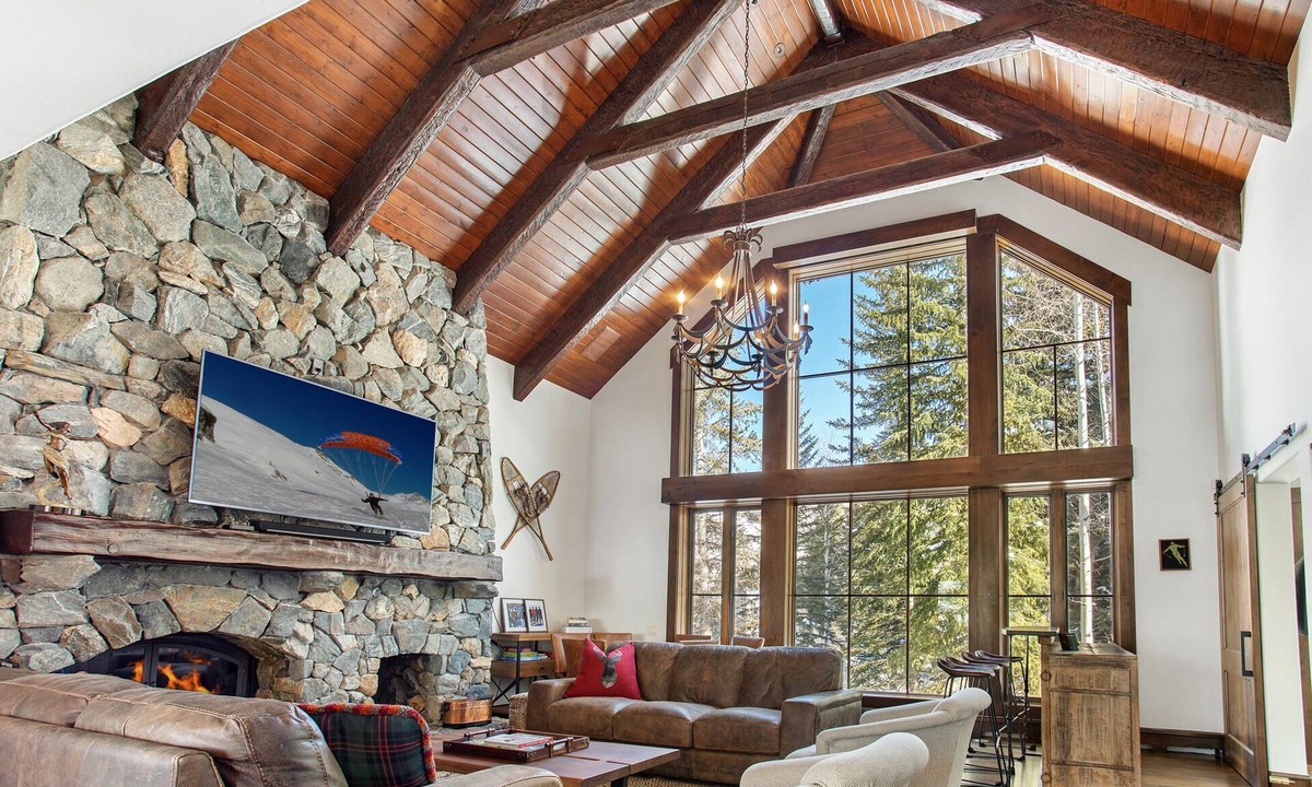 Vail House | Vail Luxury on Mountain Rental -Ski in/Ski out sleeps up to 16 people.