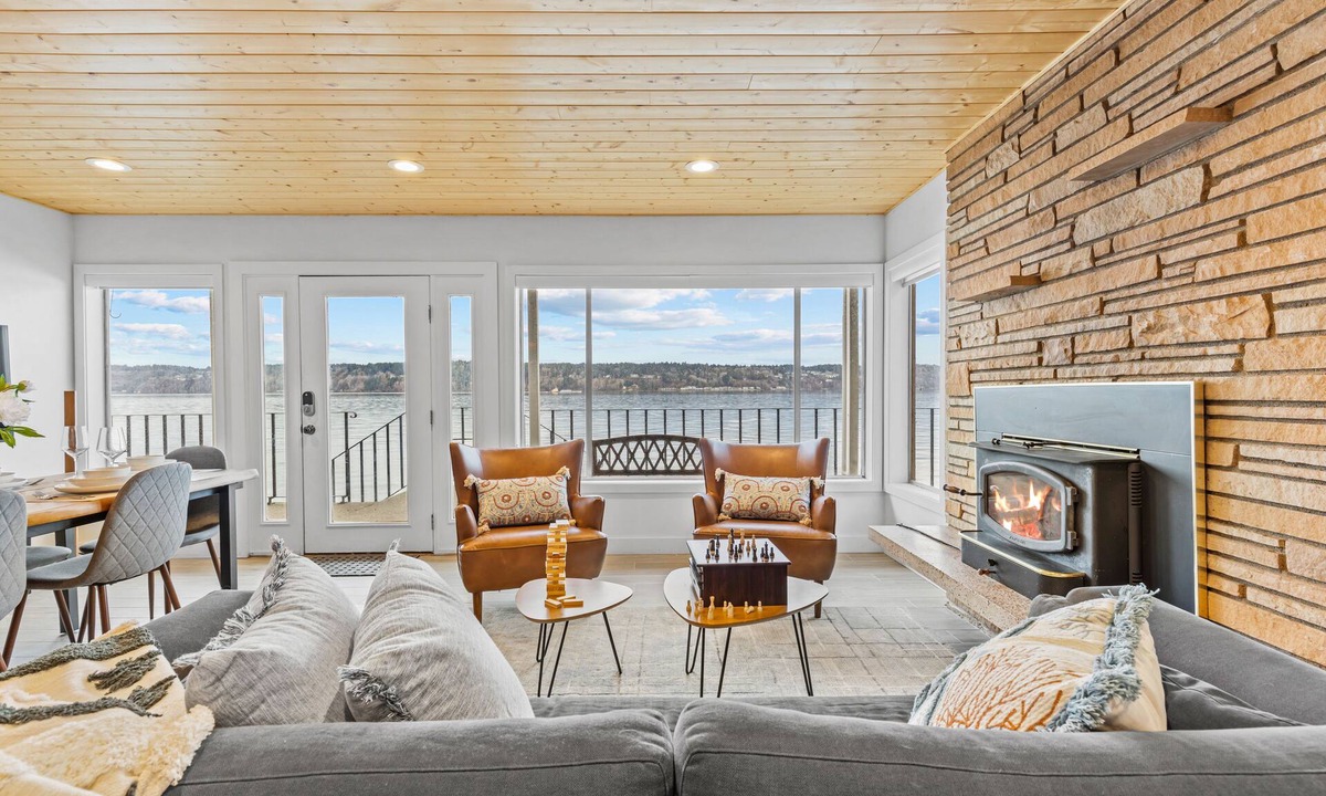 Vashon Island House | Vashon Modern Beachfront Getaway: Pet & Family-Friendly with Stunning Views!