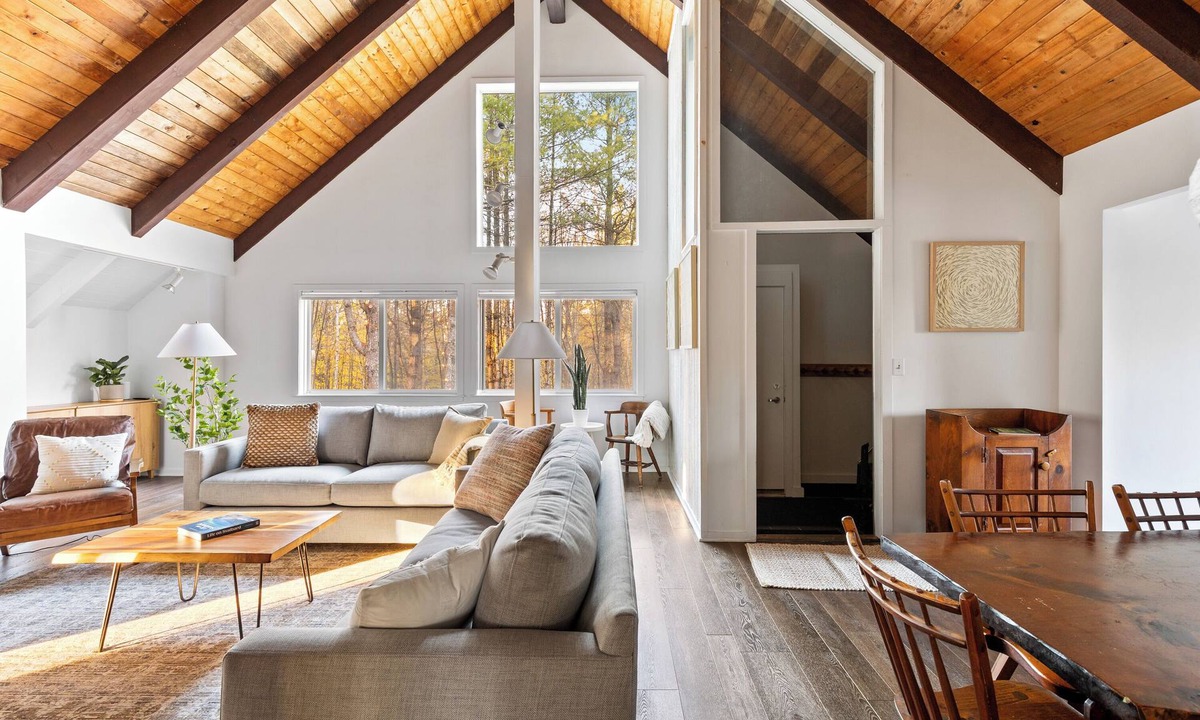 Jamaica Ski Chalet | Vermont A-Frame | Sleeps10, Hot Tub, Sauna, EV, AC