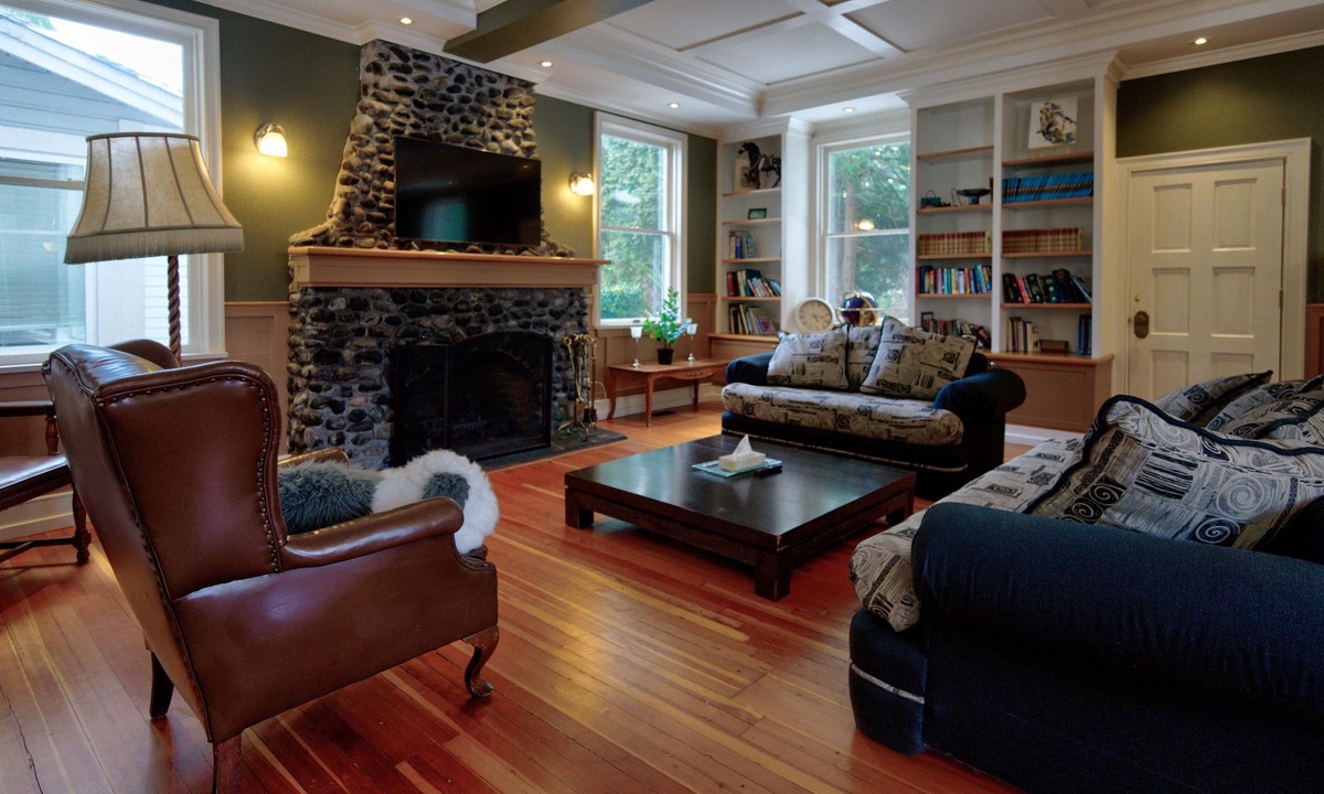 Langley House | Very Private Rustic Home, sleeps 14, Huge Yard