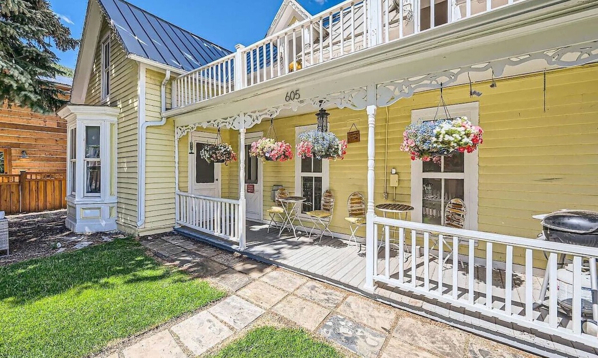Historic District House | Victorian Dream! 3 Bedroom