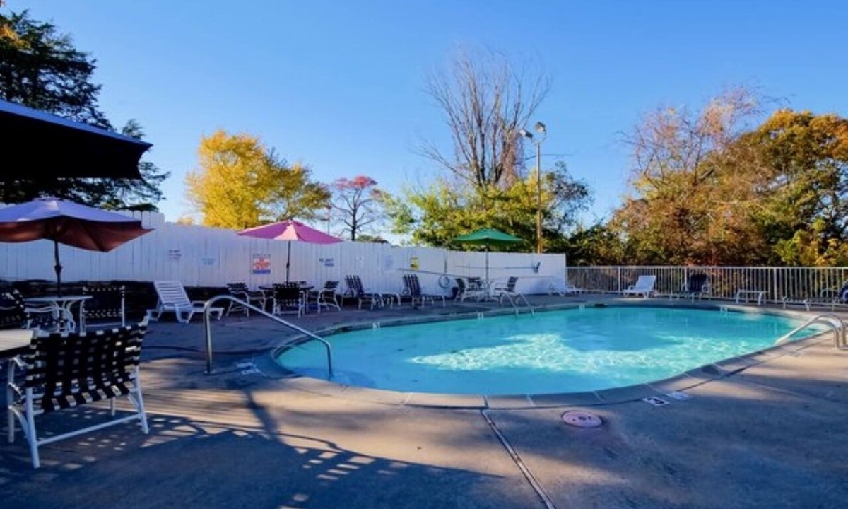 Eureka Springs Hotel | Views & Value! Premium 2 Queens + Balcony for your Group.