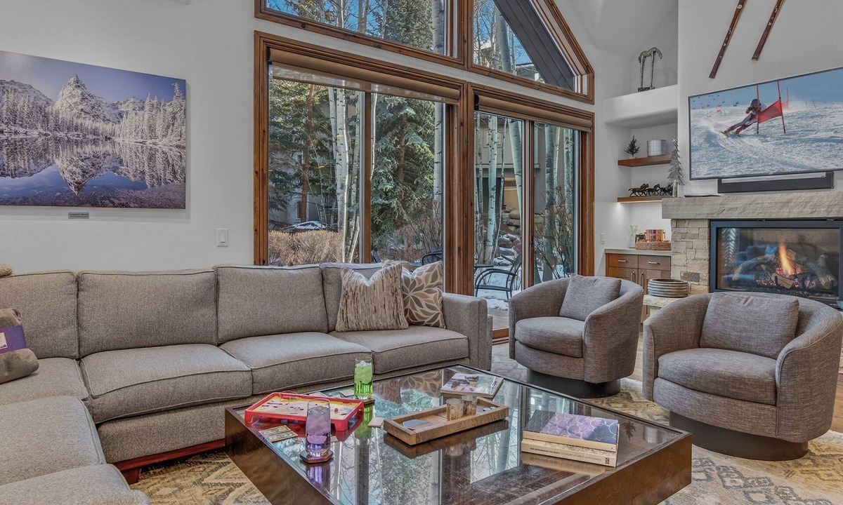 Edwards House | Walk to Arrow Bahn Express | Icegrass Chalet
