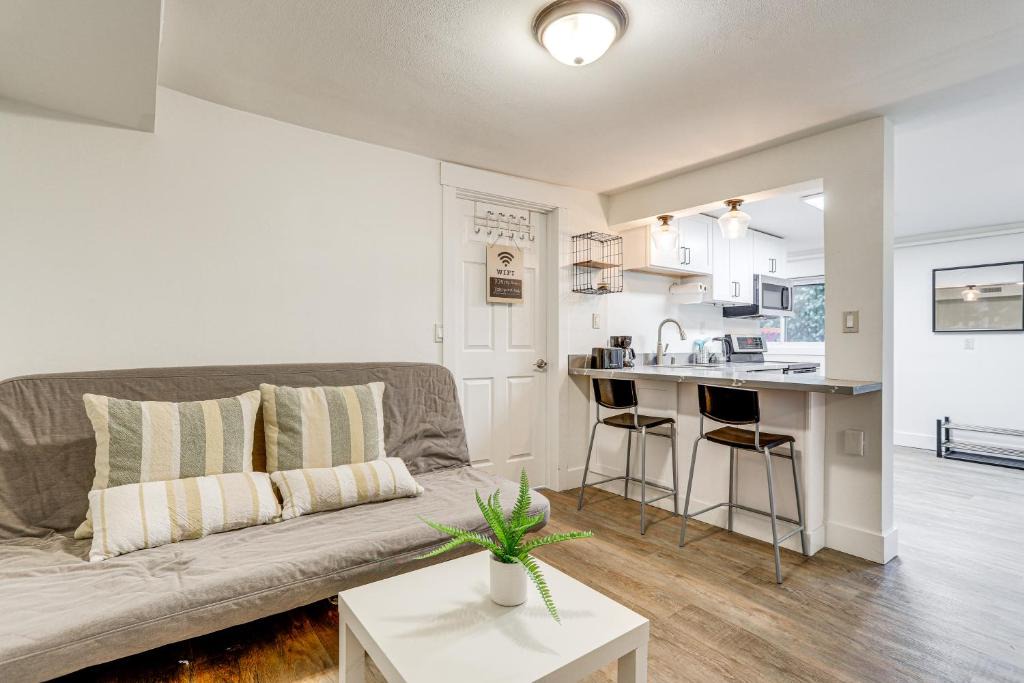 Viewpoint Apartment | Walk to Beach & Lake Access: Cozy Redmond Apt!
