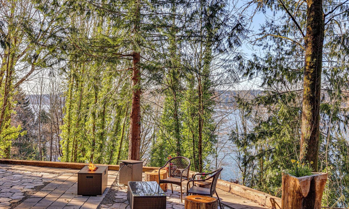 Gig Harbor Apartment | Walk to Beach! Scenic 'wine Studio' in Gig Harbor