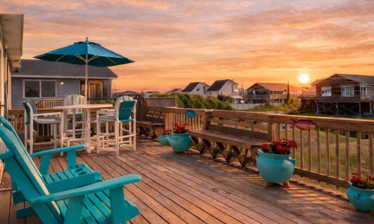 Kitty Hawk House | Walk to Beach Sleeps 10 Yard Games + BBQ