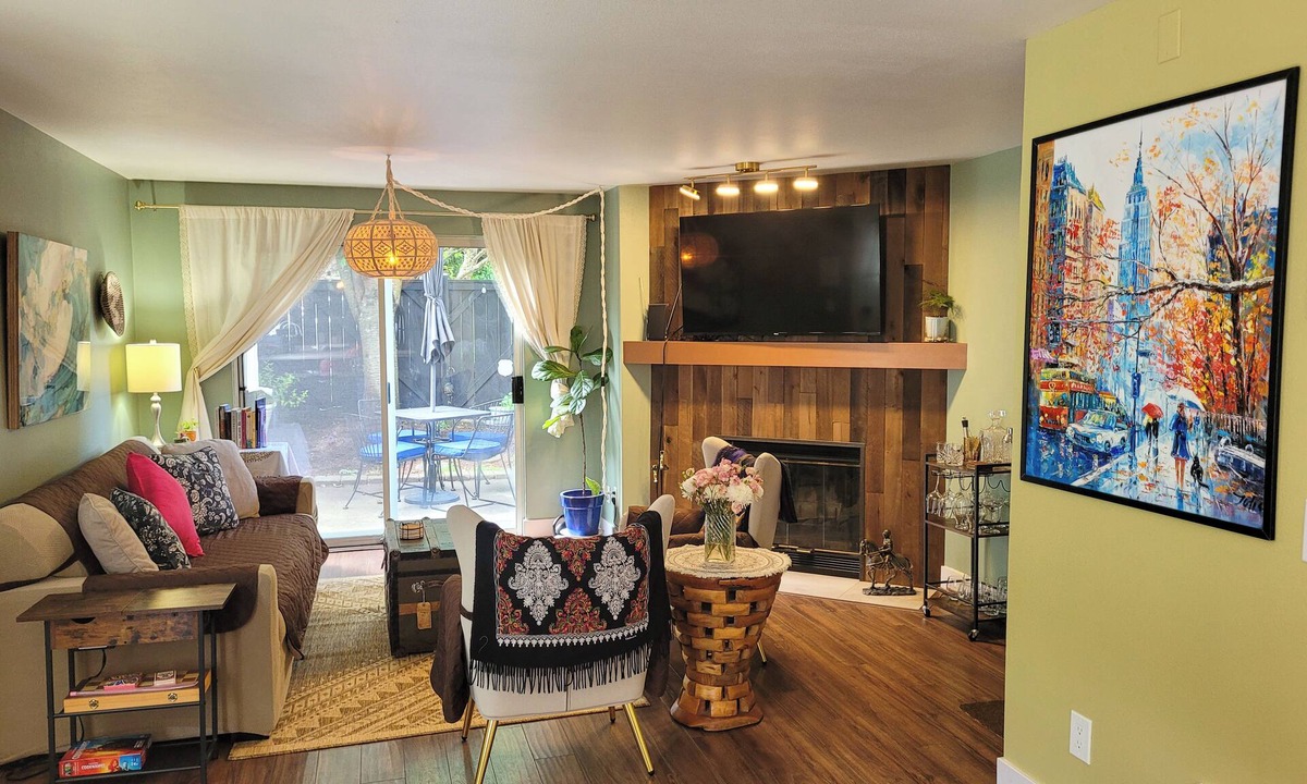 Fairmount Park House | Walk to Everything! Quick access to the beach and Downtown Seattle