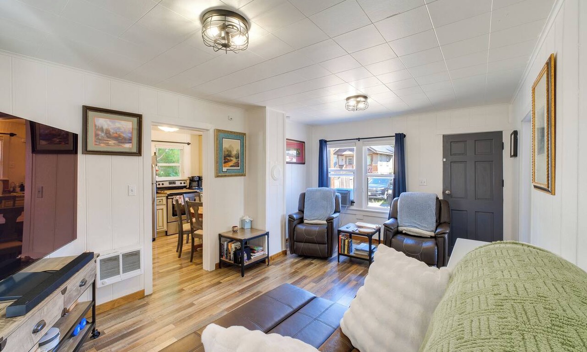 Cle Elum Cottage | Walk to Shops & Eats! Central Cle Elum Escape