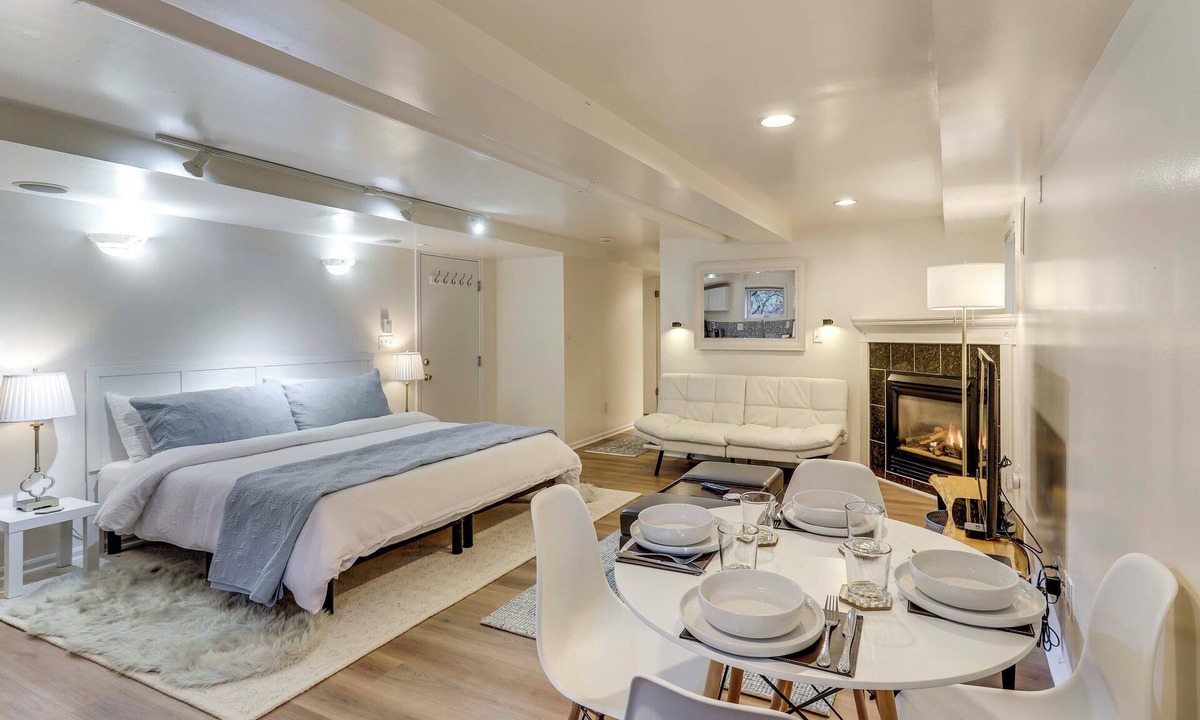 Green Lake Apartment | Walkable Green Lake Studio w/Fireplace