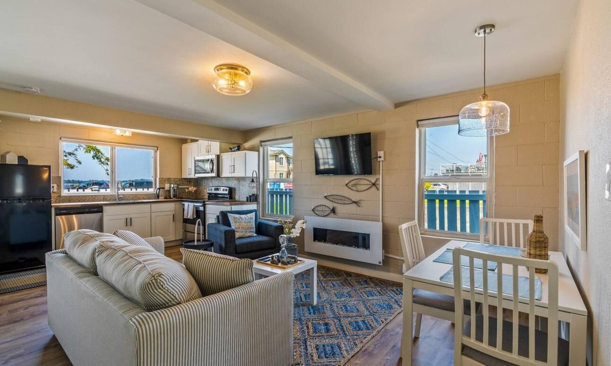Birch Bay Condo | Water view, beach access, WIFI. PCB