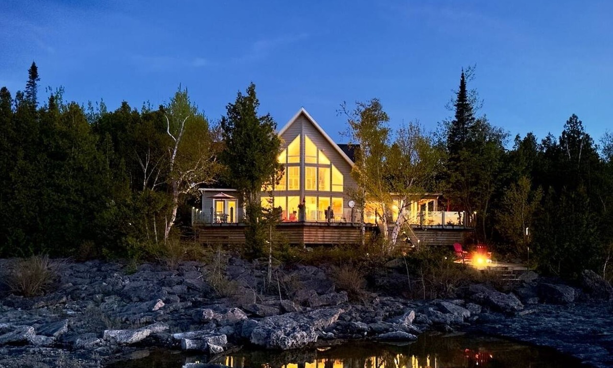 Tobermory Cottage | Waterfront | 22' Windows | Starlink | Kayaks